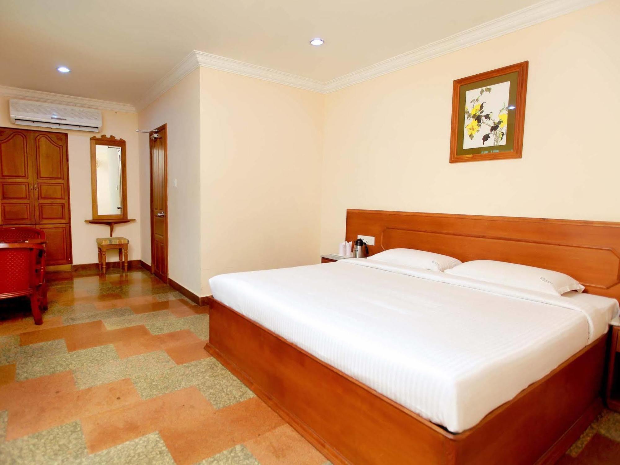 Hotel Grand Seasons Kochi Exterior foto